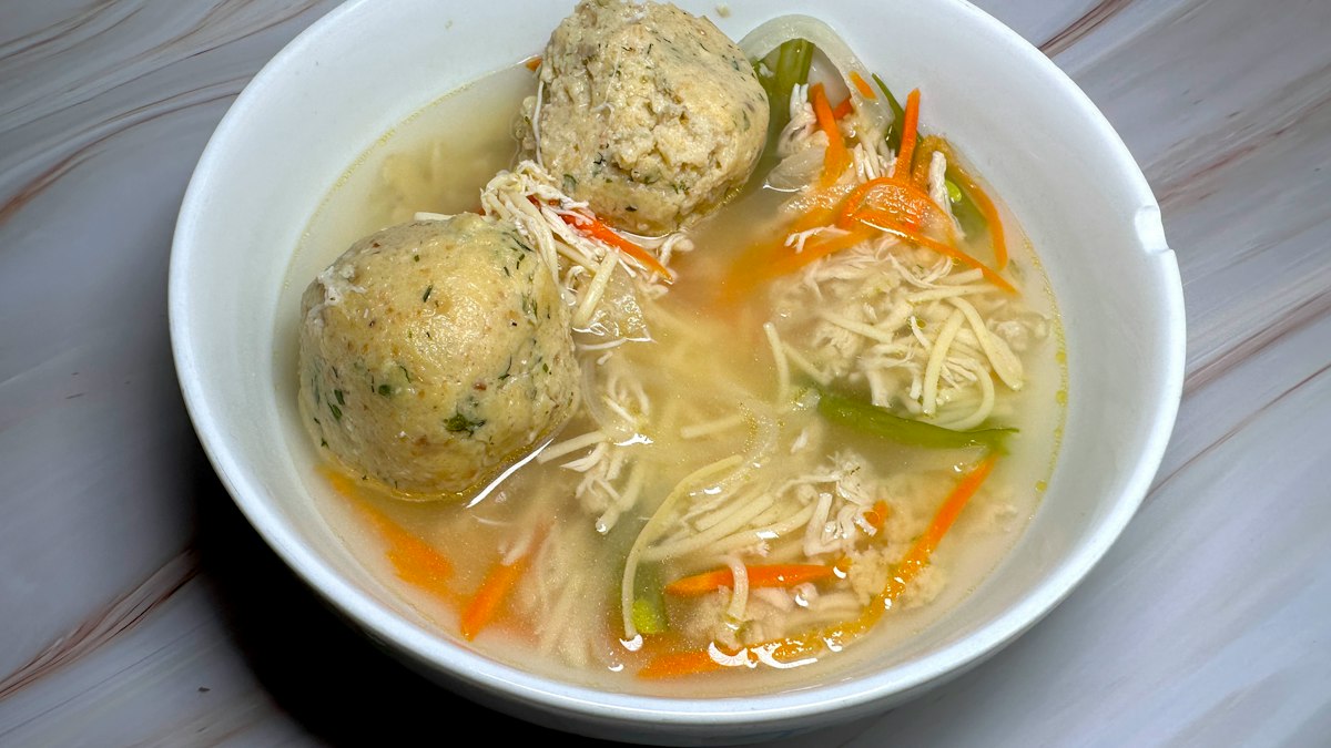 Тарелка куриного супа с овощами