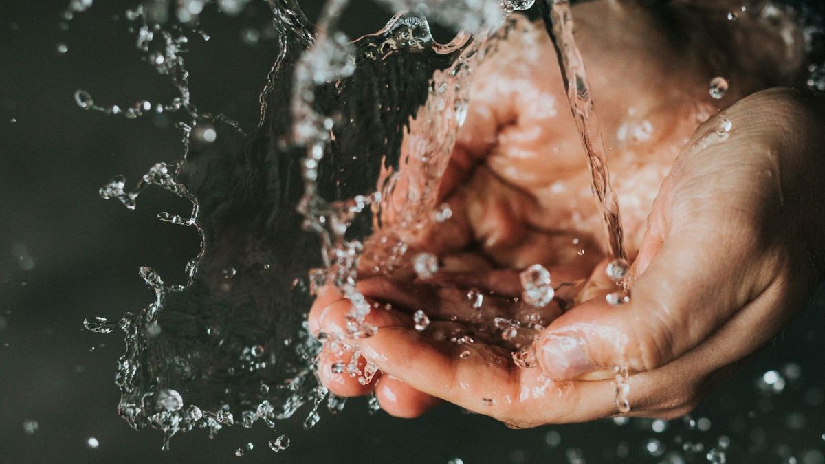Руки под струёй прохладной воды