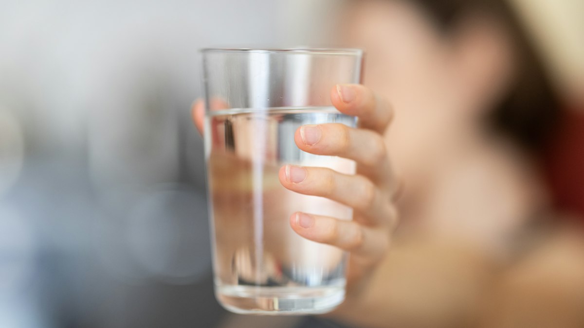 Стакан воды в руке